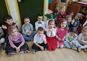 Na zdjęciu widać dzieci przy wspólnym kolędowaniu.