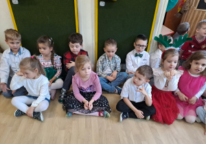 Na zdjęciu widać dzieci przy wspólnym kolędowaniu.