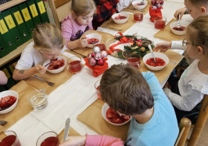 Na zdjęciu widać dzieci przy wspólnym kolędowaniu.