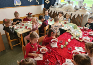 Na zdjęciu widać dzieci przy wspólnym kolędowaniu.