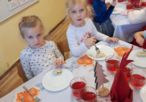 Na zdjęciu widać dzieci przy wspólnym kolędowaniu.