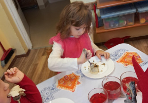 Na zdjęciu widać dzieci przy wspólnym kolędowaniu.