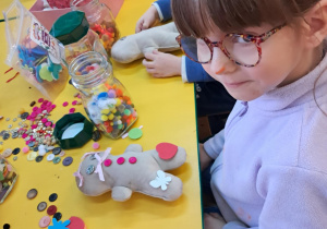 Na zdjęciu widać dzieci przy wspólnym kolędowaniu.