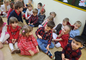 Na zdjęciu widać dzieci przy wspólnym kolędowaniu.