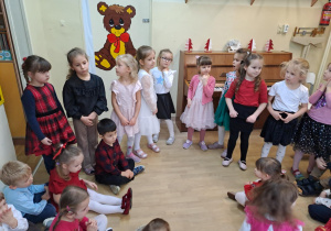 Na zdjęciu widać dzieci przy wspólnym kolędowaniu.