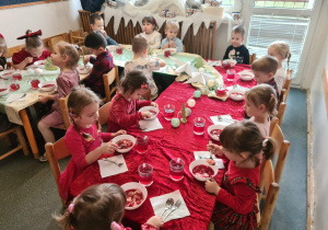 Na zdjęciu widać dzieci przy wspólnym kolędowaniu.