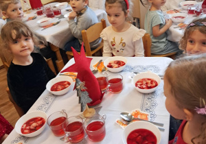 Na zdjęciu widać dzieci przy wspólnym kolędowaniu.