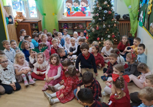 Na zdjęciu widać dzieci przy wspólnym kolędowaniu.