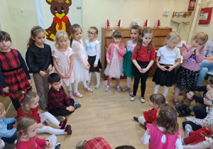 Na zdjęciu widać dzieci przy wspólnym kolędowaniu.