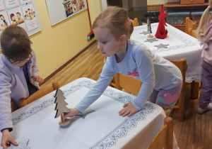 Na zdjęciu widać dzieci przy wspólnym kolędowaniu.