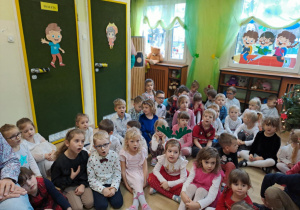 Na zdjęciu widać dzieci przy wspólnym kolędowaniu.