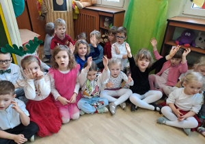 Na zdjęciu widać dzieci przy wspólnym kolędowaniu.