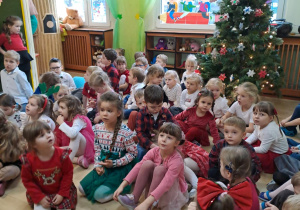 Na zdjęciu widać dzieci przy wspólnym kolędowaniu.