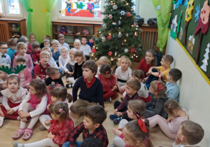 Na zdjęciu widać dzieci przy wspólnym kolędowaniu.