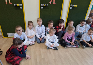 Na zdjęciu widać dzieci przy wspólnym kolędowaniu.