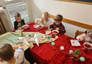 Na zdjęciu widać dzieci przy wspólnym kolędowaniu.