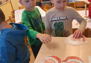 Na zdjęciu widać dzieci przy wspólnym kolędowaniu.