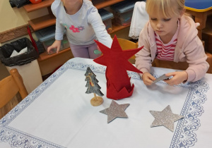 Na zdjęciu widać dzieci przy wspólnym kolędowaniu.