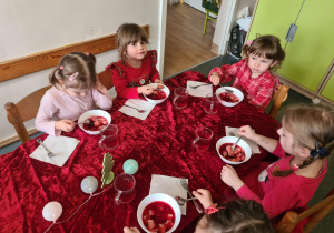 Na zdjęciu widać dzieci przy wspólnym kolędowaniu.