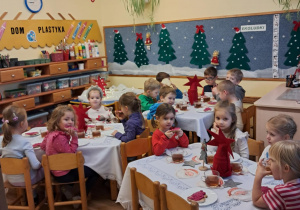 Na zdjęciu widać dzieci przy wspólnym kolędowaniu.