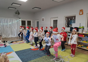 Na zdjęciu widać dzieci które występują w żłobku z okazji Bożego Narodzenia.