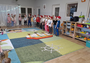 Na zdjęciu widać dzieci które występują w żłobku z okazji Bożego Narodzenia.