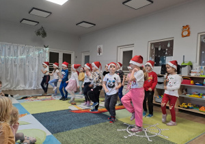 Na zdjęciu widać dzieci które występują w żłobku z okazji Bożego Narodzenia.