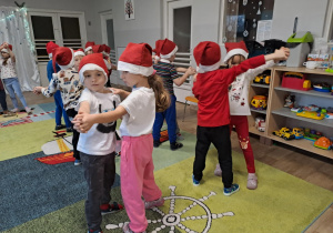 Na zdjęciu widać dzieci które występują w żłobku z okazji Bożego Narodzenia.