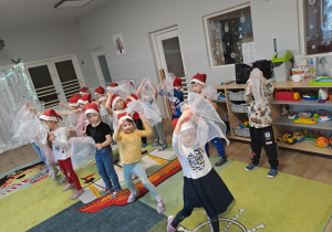 Na zdjęciu widać dzieci które występują w żłobku z okazji Bożego Narodzenia.