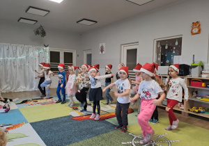 Na zdjęciu widać dzieci które występują w żłobku z okazji Bożego Narodzenia.