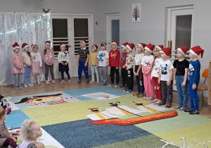Na zdjęciu widać dzieci które występują w żłobku z okazji Bożego Narodzenia.