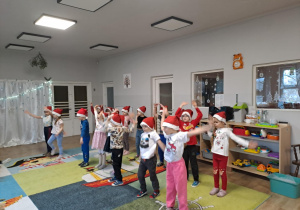Na zdjęciu widać dzieci które występują w żłobku z okazji Bożego Narodzenia.