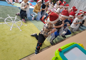 Na zdjęciu widać dzieci które występują w żłobku z okazji Bożego Narodzenia.