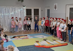 Na zdjęciu widać dzieci które występują w żłobku z okazji Bożego Narodzenia.
