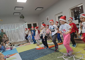 Na zdjęciu widać dzieci które występują w żłobku z okazji Bożego Narodzenia.