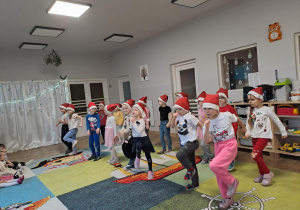 Na zdjęciu widać dzieci które występują w żłobku z okazji Bożego Narodzenia.