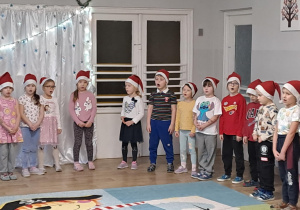 Na zdjęciu widać dzieci które występują w żłobku z okazji Bożego Narodzenia.