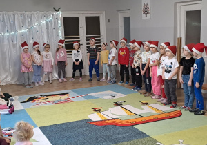 Na zdjęciu widać dzieci które występują w żłobku z okazji Bożego Narodzenia.