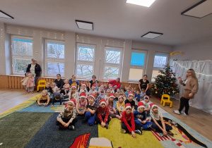 Na zdjęciu widać dzieci które występują w żłobku z okazji Bożego Narodzenia.