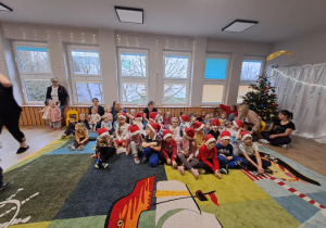 Na zdjęciu widać dzieci które występują w żłobku z okazji Bożego Narodzenia.