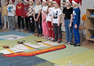 Na zdjęciu widać dzieci które występują w żłobku z okazji Bożego Narodzenia.