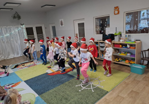 Na zdjęciu widać dzieci które występują w żłobku z okazji Bożego Narodzenia.