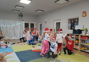 Na zdjęciu widać dzieci które występują w żłobku z okazji Bożego Narodzenia.