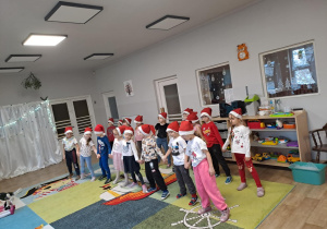 Na zdjęciu widać dzieci które występują w żłobku z okazji Bożego Narodzenia.