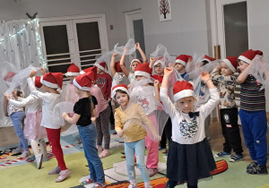 Na zdjęciu widać dzieci które występują w żłobku z okazji Bożego Narodzenia.
