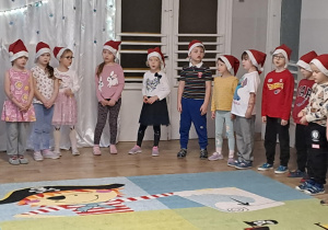 Na zdjęciu widać dzieci które występują w żłobku z okazji Bożego Narodzenia.