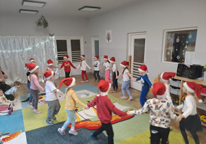 Na zdjęciu widać dzieci które występują w żłobku z okazji Bożego Narodzenia.