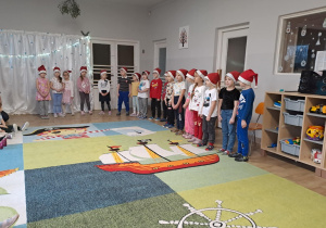 Na zdjęciu widać dzieci które występują w żłobku z okazji Bożego Narodzenia.