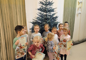 Na zdjęciu widać dzieci z dyplomami.