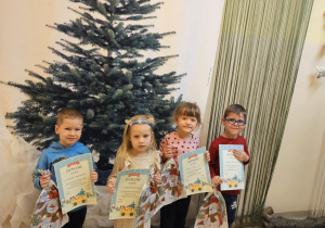 Na zdjęciu widać dzieci z dyplomami.